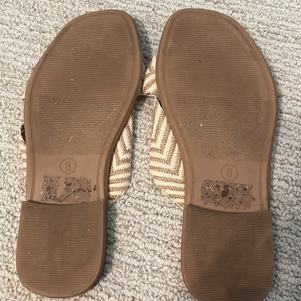 Universal Thread Size 8 Sandals - Picture 2 of 2